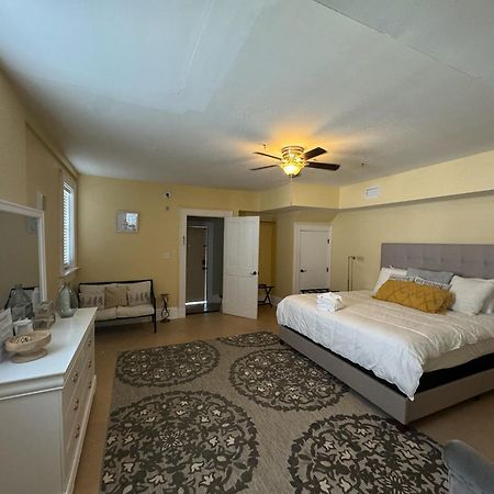 Comfy Carriage House Steps From The River Savannah Exterior photo