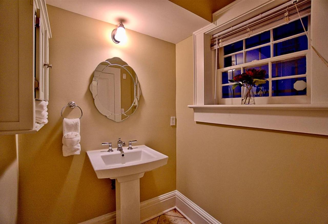 Comfy Carriage House Steps From The River Savannah Exterior photo
