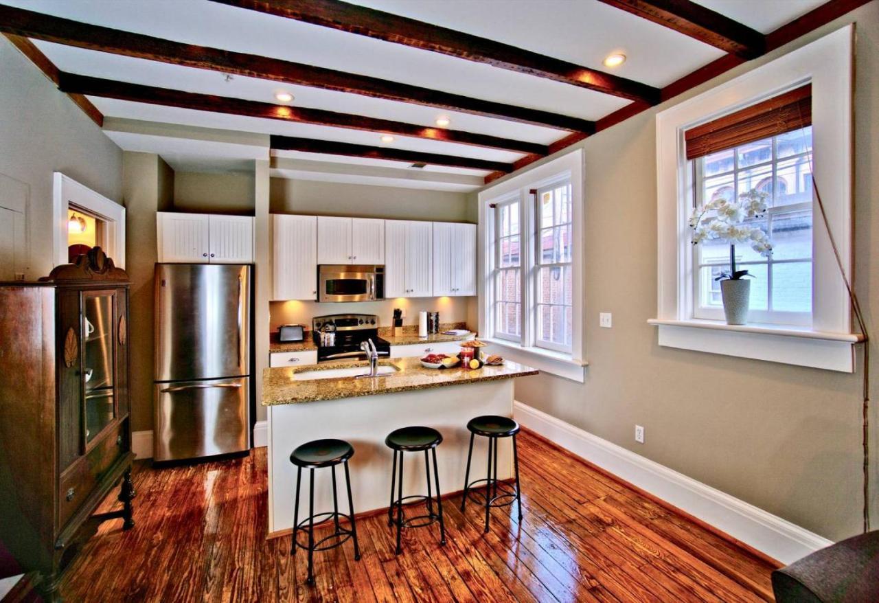 Comfy Carriage House Steps From The River Savannah Exterior photo
