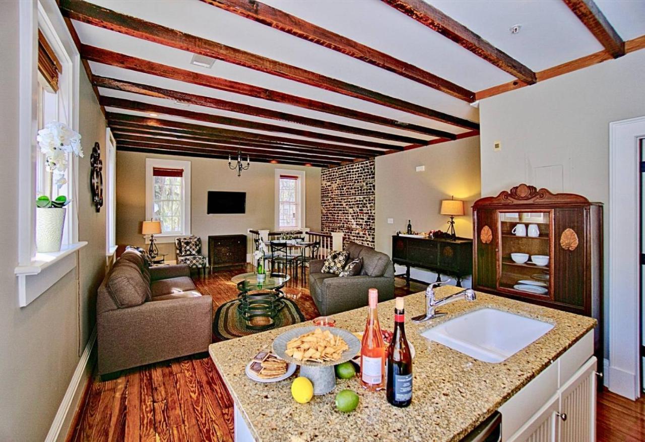 Comfy Carriage House Steps From The River Savannah Exterior photo