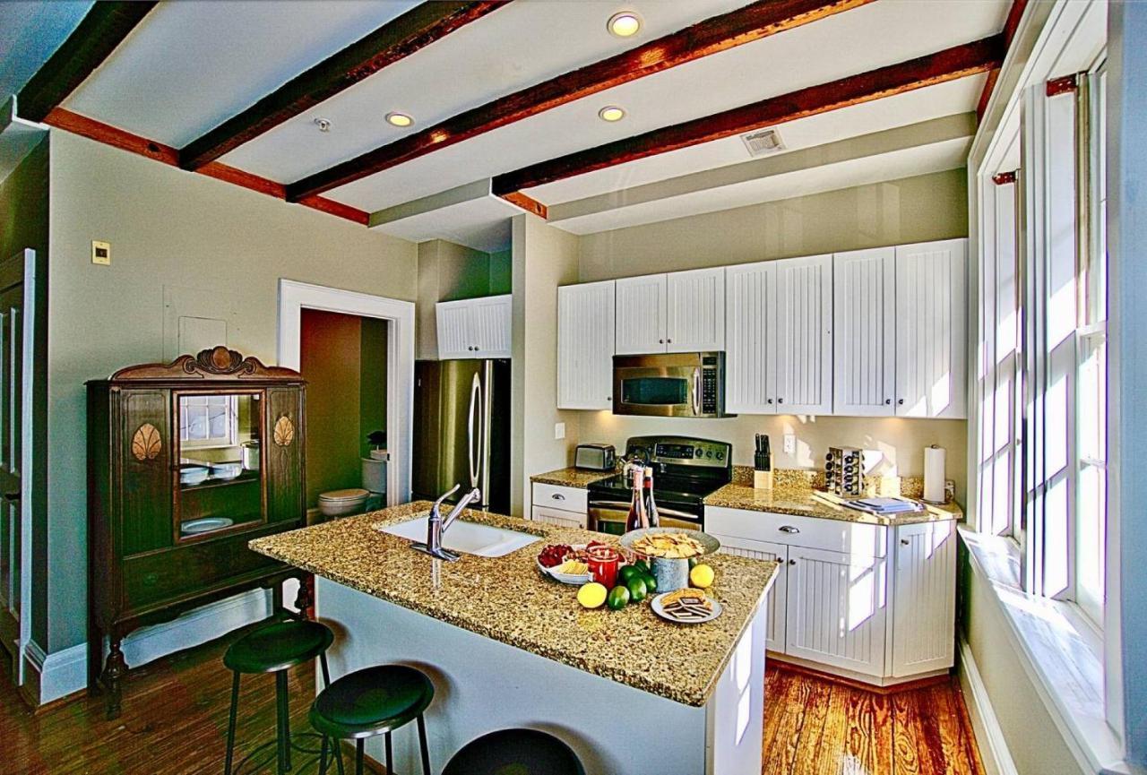 Comfy Carriage House Steps From The River Savannah Exterior photo