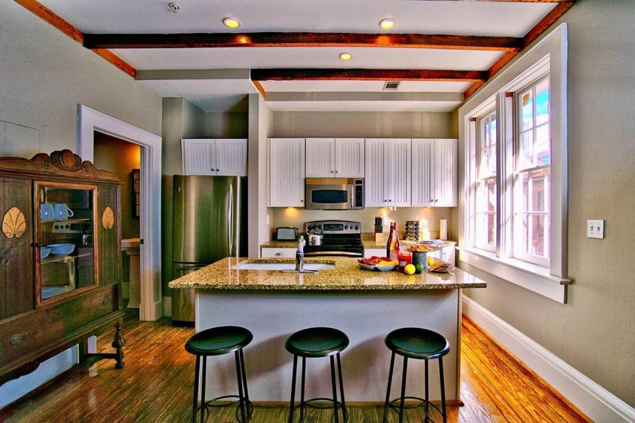 Comfy Carriage House Steps From The River Savannah Exterior photo