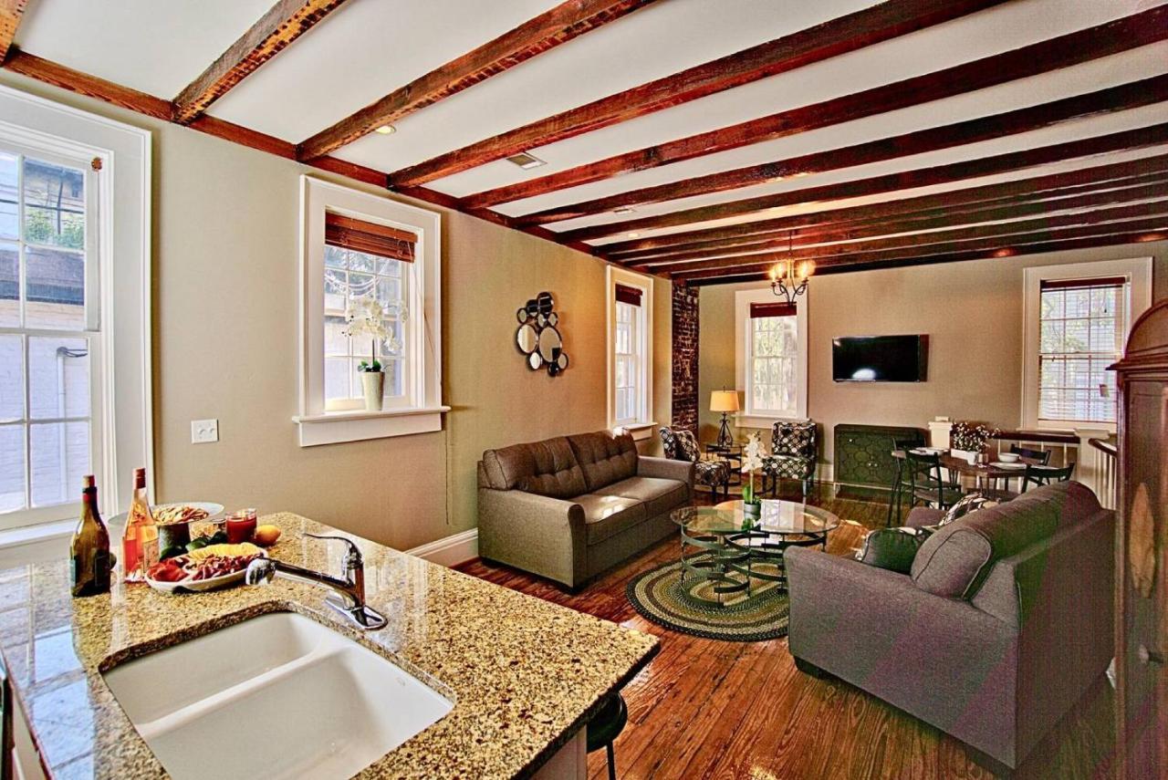 Comfy Carriage House Steps From The River Savannah Exterior photo